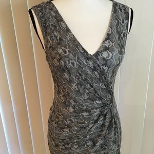 Sleeveless V-neck delicate blouse with snake print